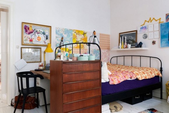 Small Two-Room Apartment With Lots of Colorful Stuff_10