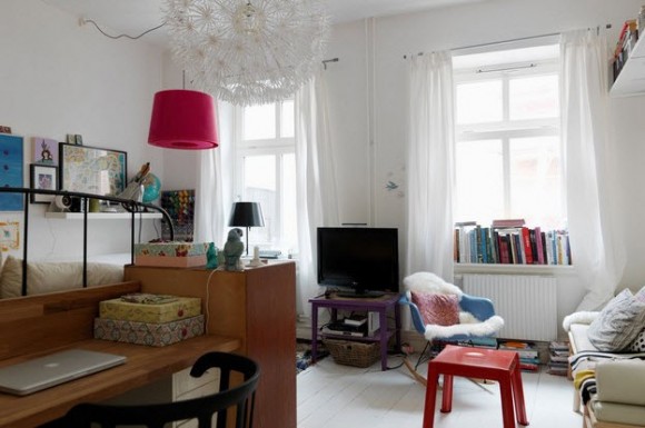 Small Two-Room Apartment With Lots of Colorful Stuff_6