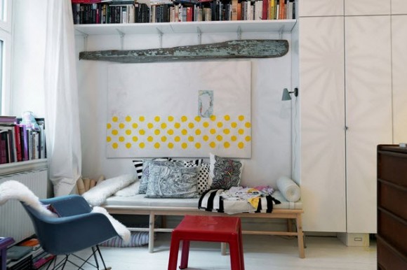 Small Two-Room Apartment With Lots of Colorful Stuff_7