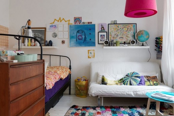 Small Two-Room Apartment With Lots of Colorful Stuff_8